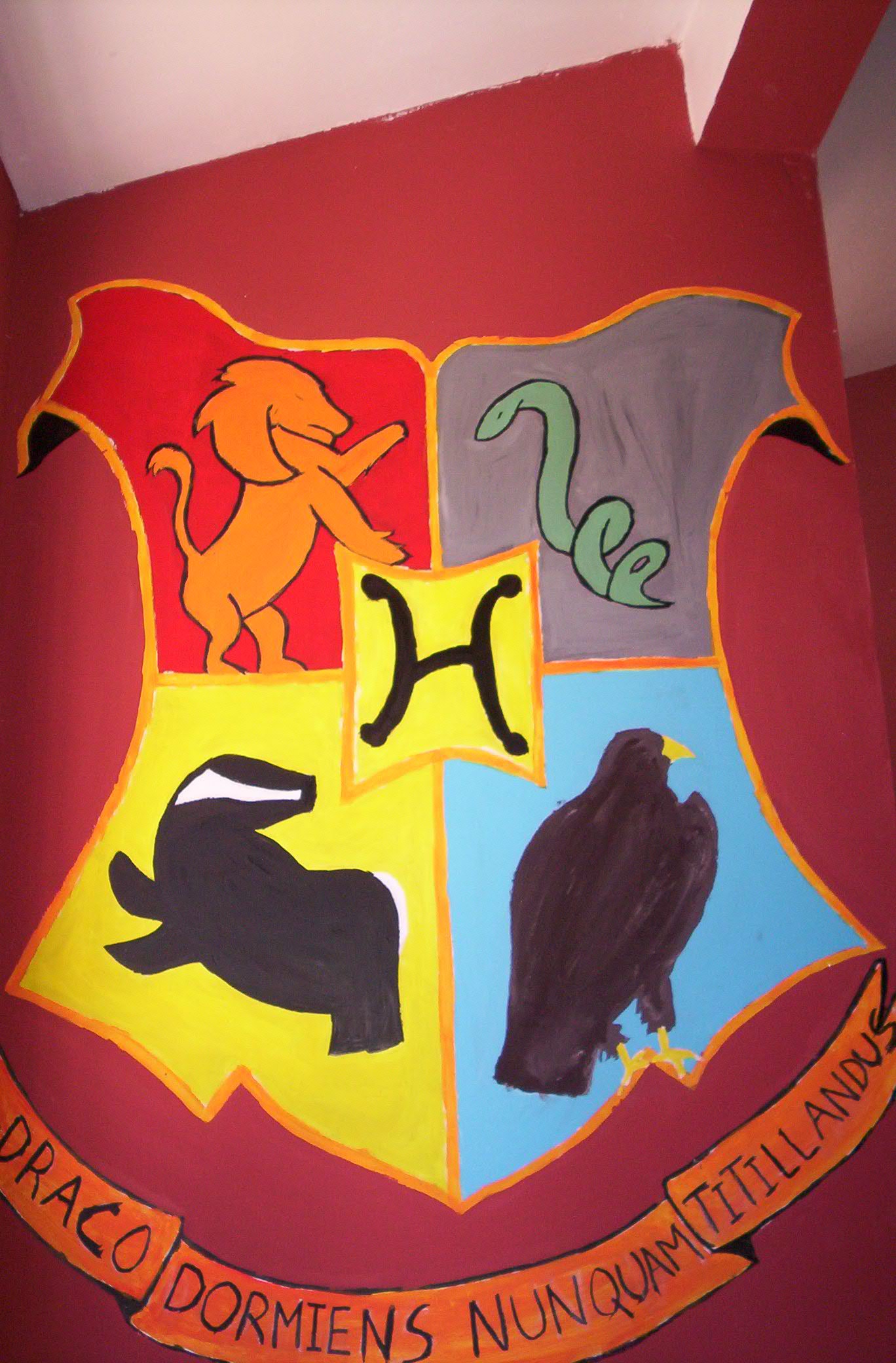 Hogwarts Crest by tamaragranger